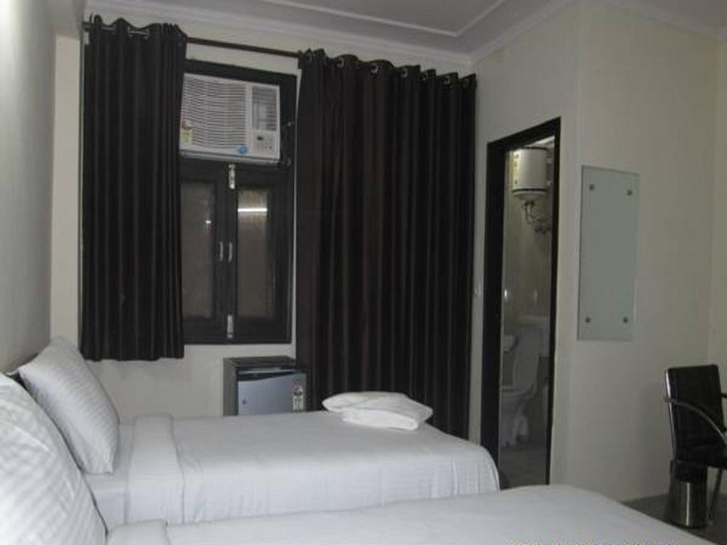 ניו דלהי Charanpahari Hotel מראה חיצוני תמונה
