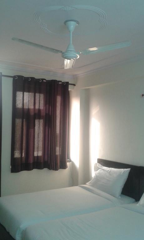 ניו דלהי Charanpahari Hotel מראה חיצוני תמונה
