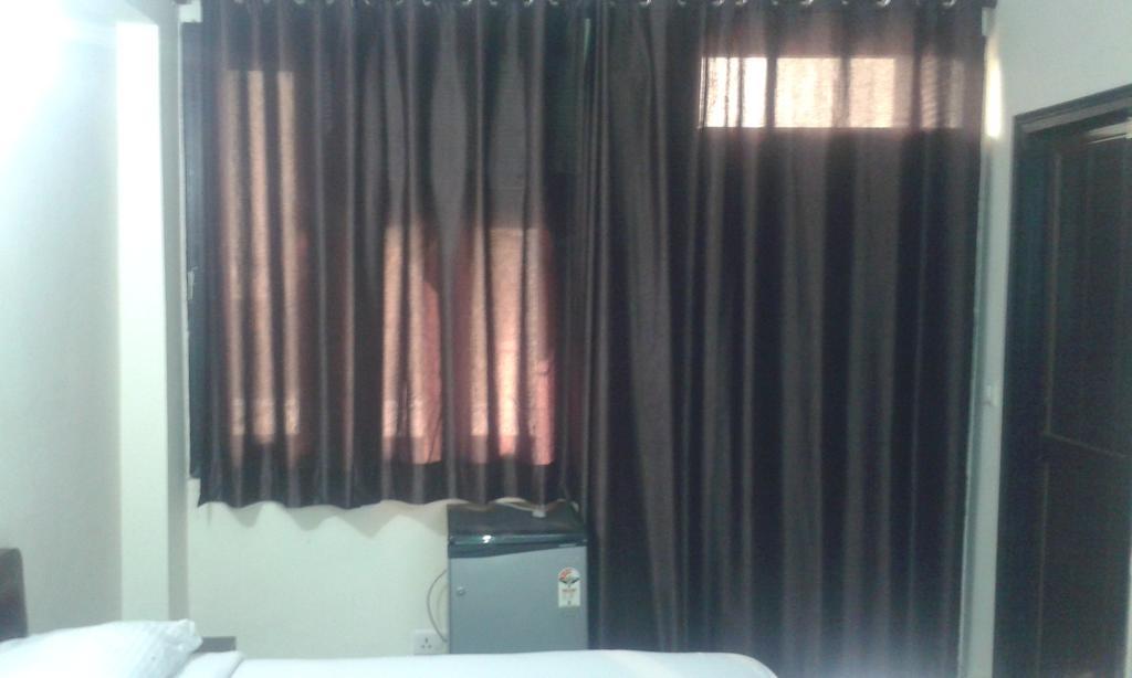 ניו דלהי Charanpahari Hotel מראה חיצוני תמונה