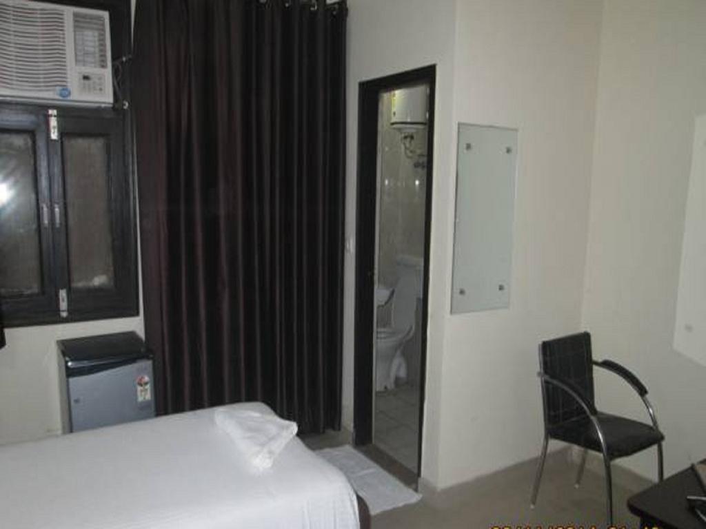 ניו דלהי Charanpahari Hotel מראה חיצוני תמונה