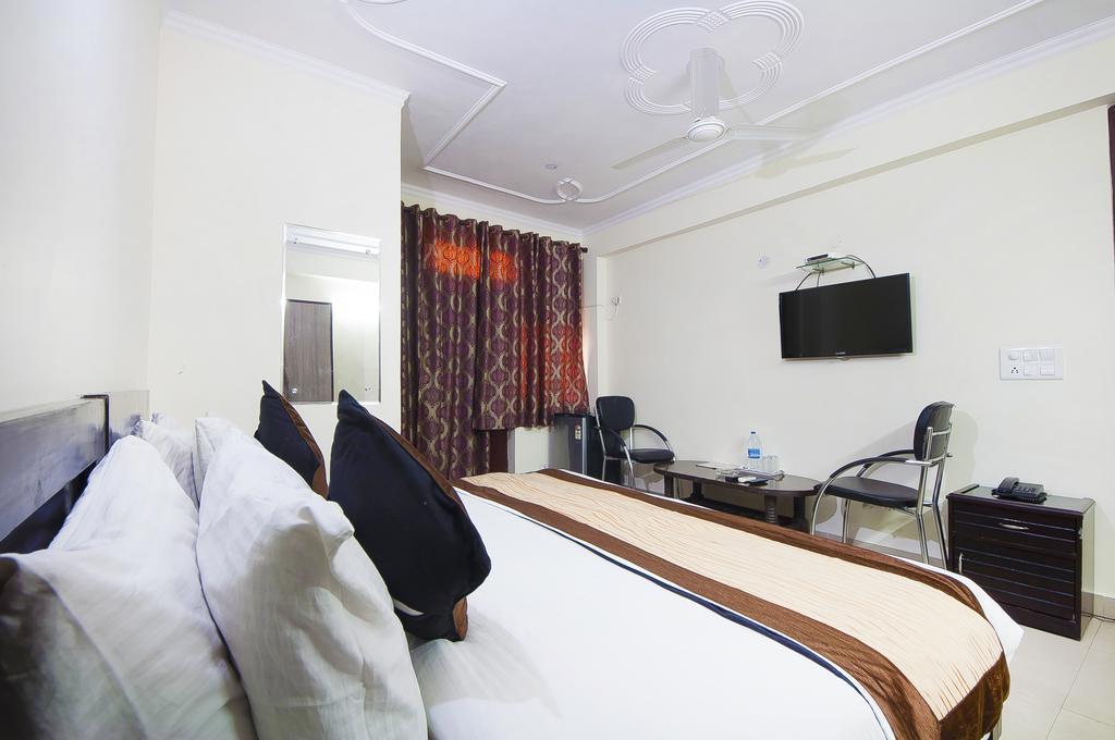 ניו דלהי Charanpahari Hotel מראה חיצוני תמונה