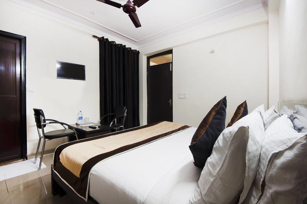 ניו דלהי Charanpahari Hotel מראה חיצוני תמונה