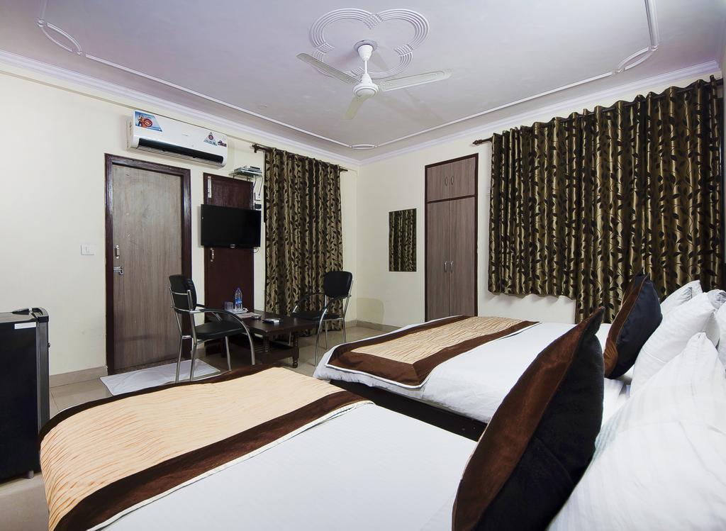 ניו דלהי Charanpahari Hotel מראה חיצוני תמונה