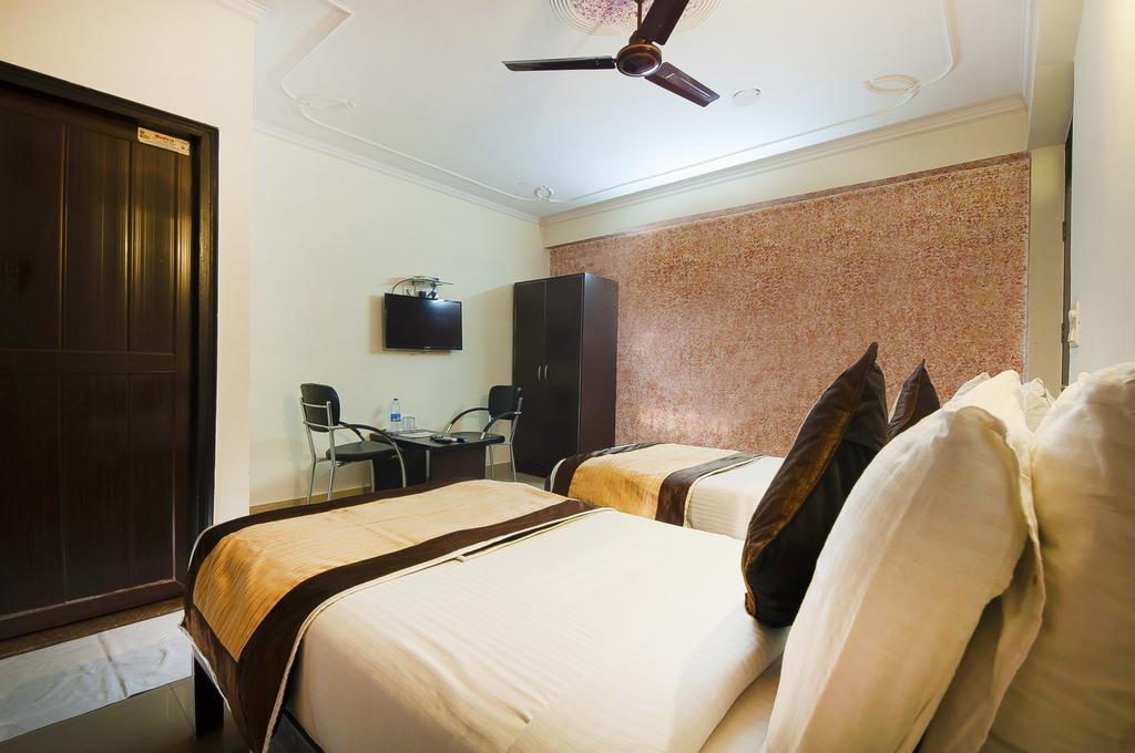 ניו דלהי Charanpahari Hotel מראה חיצוני תמונה