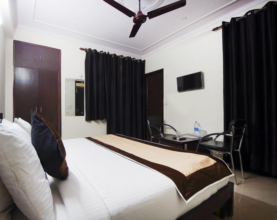 ניו דלהי Charanpahari Hotel מראה חיצוני תמונה