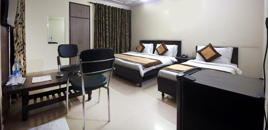 ניו דלהי Charanpahari Hotel מראה חיצוני תמונה