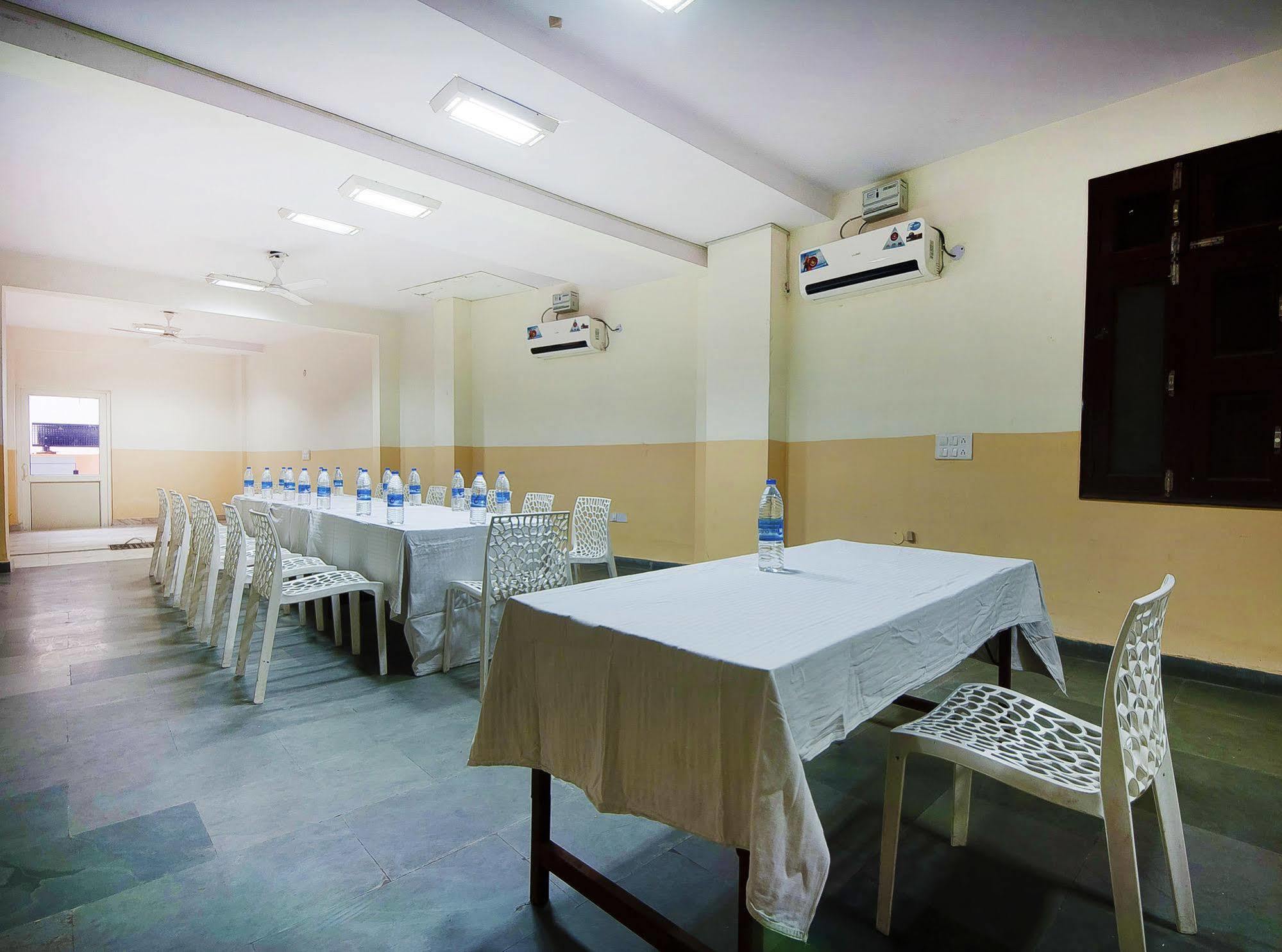 ניו דלהי Charanpahari Hotel מראה חיצוני תמונה
