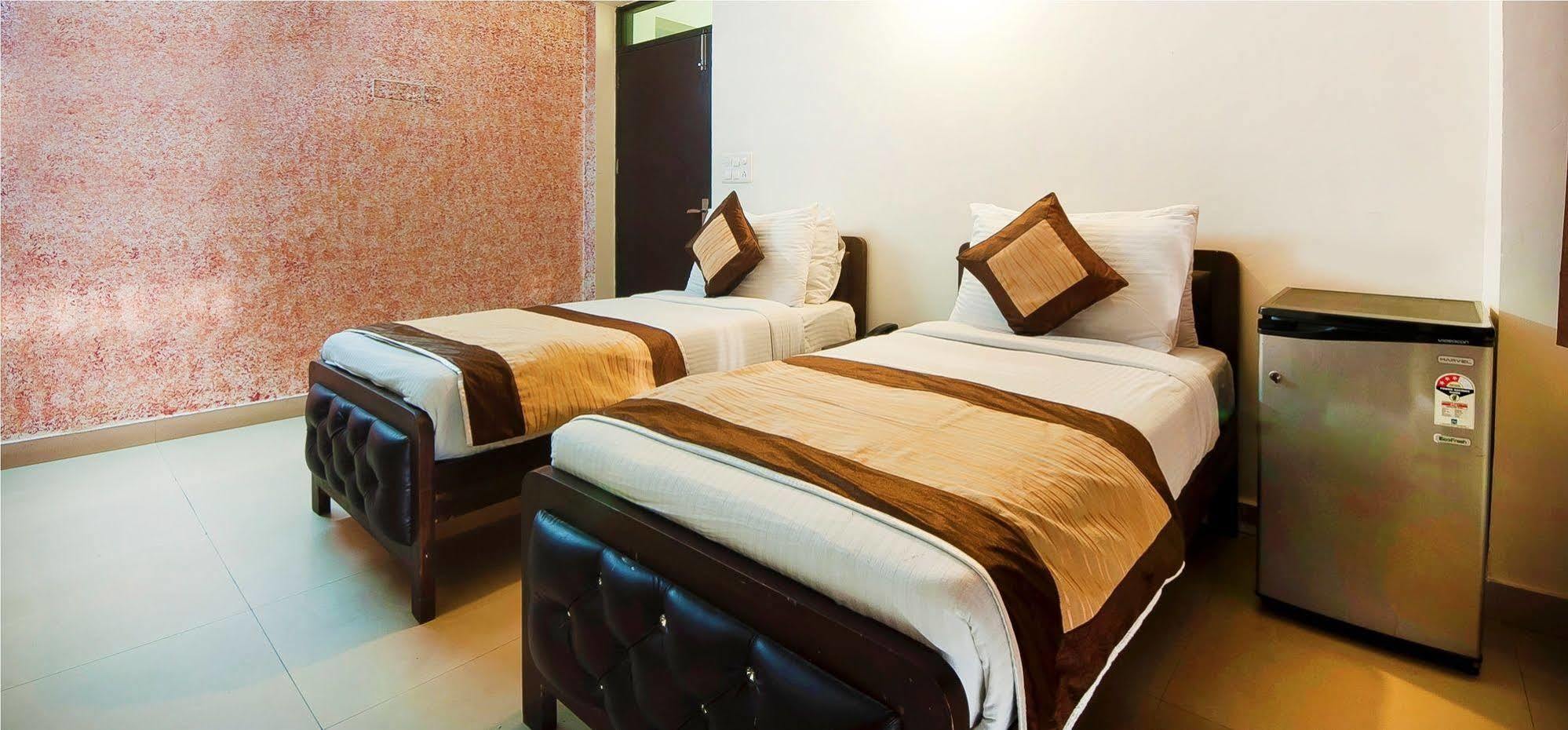 ניו דלהי Charanpahari Hotel מראה חיצוני תמונה