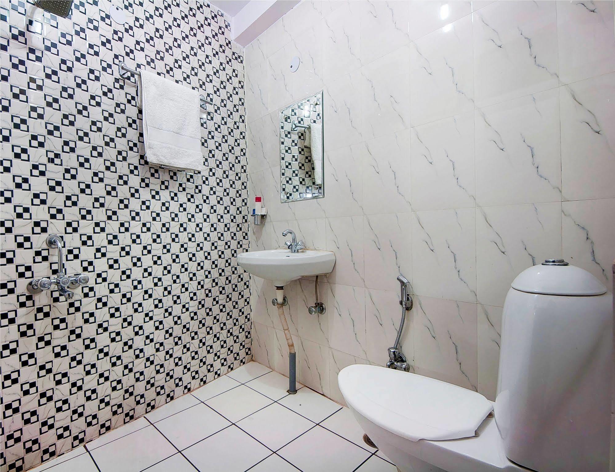 ניו דלהי Charanpahari Hotel מראה חיצוני תמונה