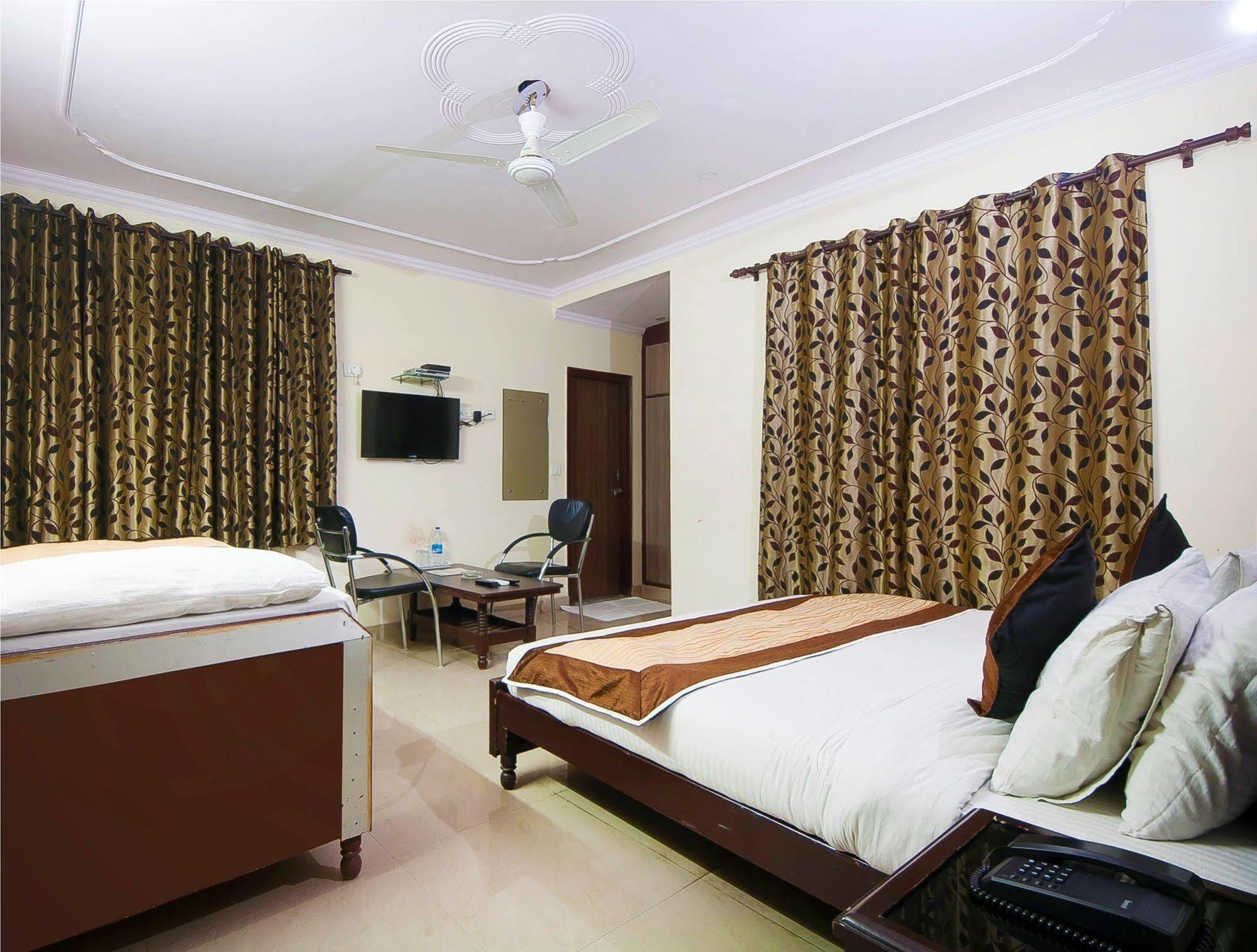ניו דלהי Charanpahari Hotel מראה חיצוני תמונה