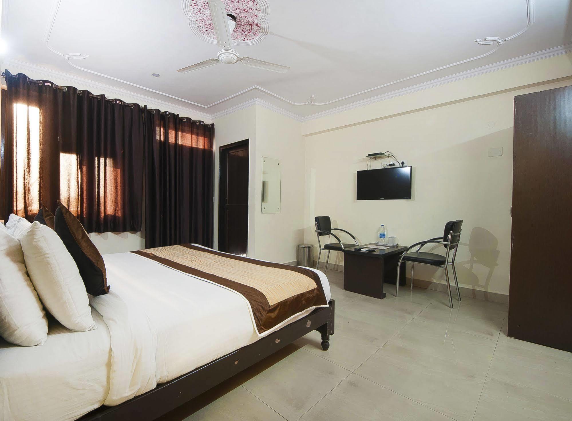 ניו דלהי Charanpahari Hotel מראה חיצוני תמונה