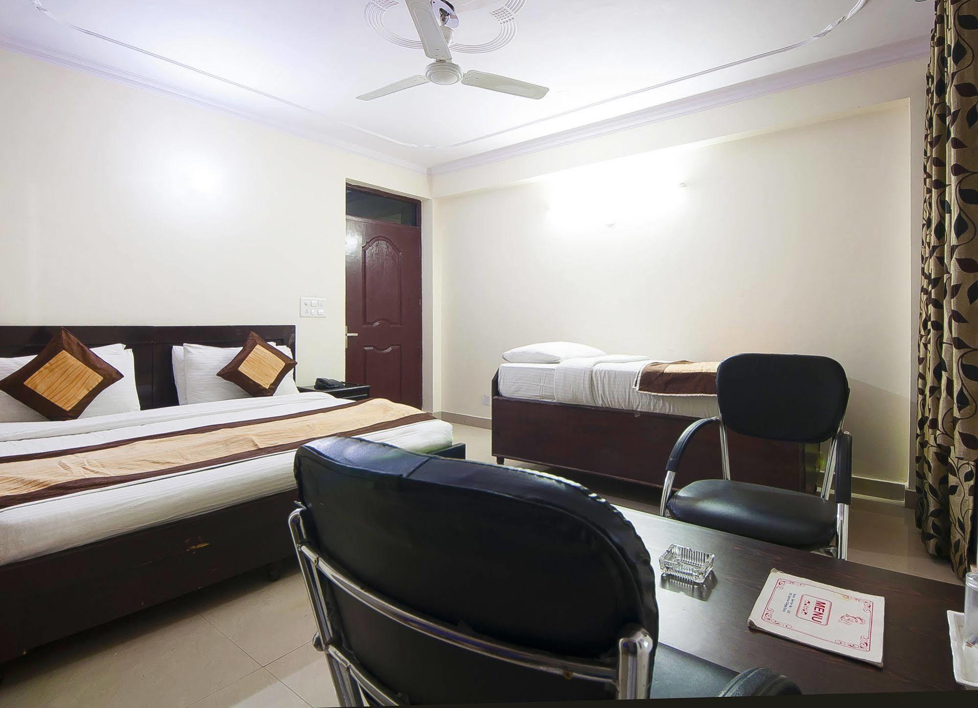 ניו דלהי Charanpahari Hotel מראה חיצוני תמונה