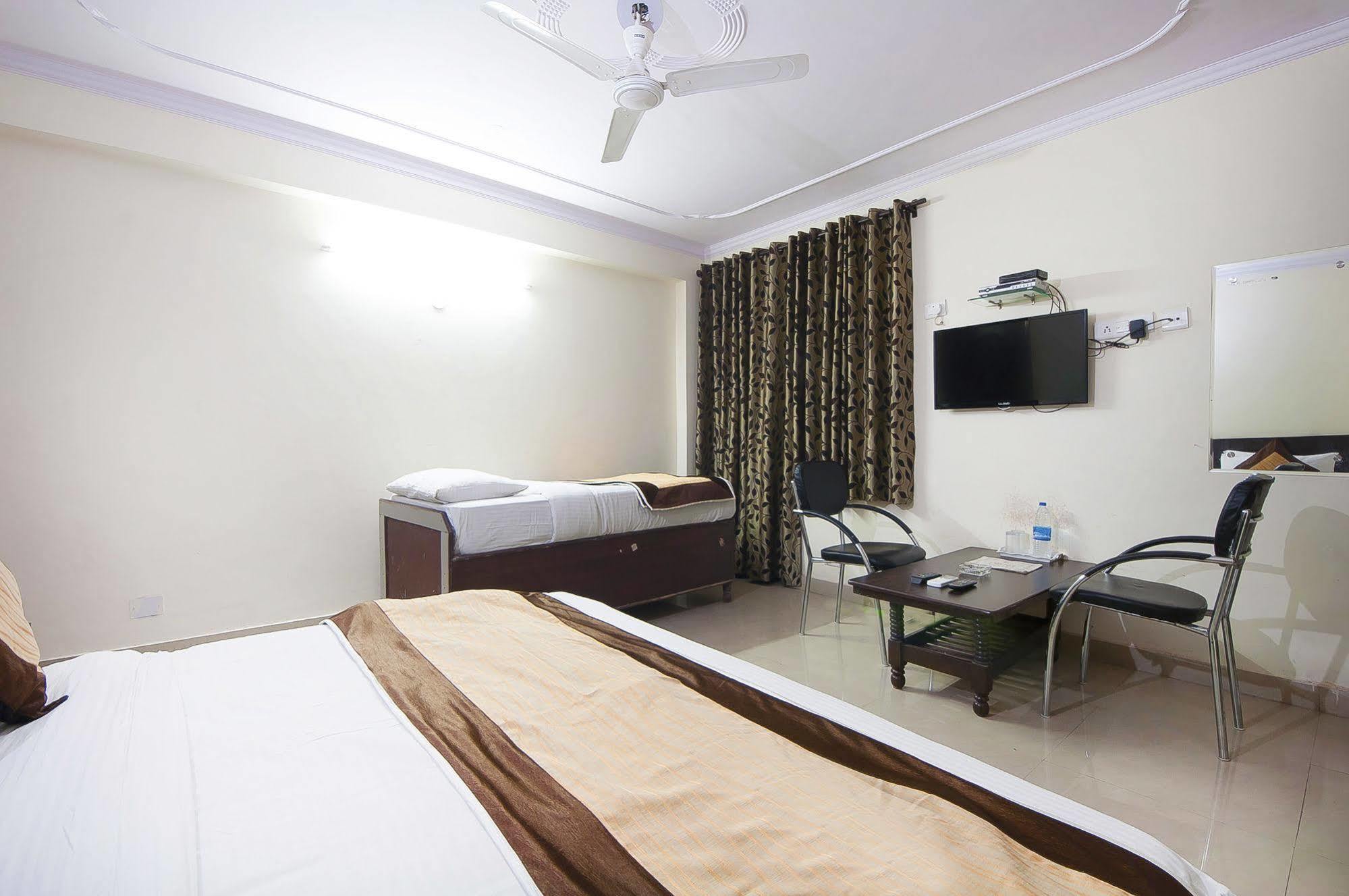 ניו דלהי Charanpahari Hotel מראה חיצוני תמונה