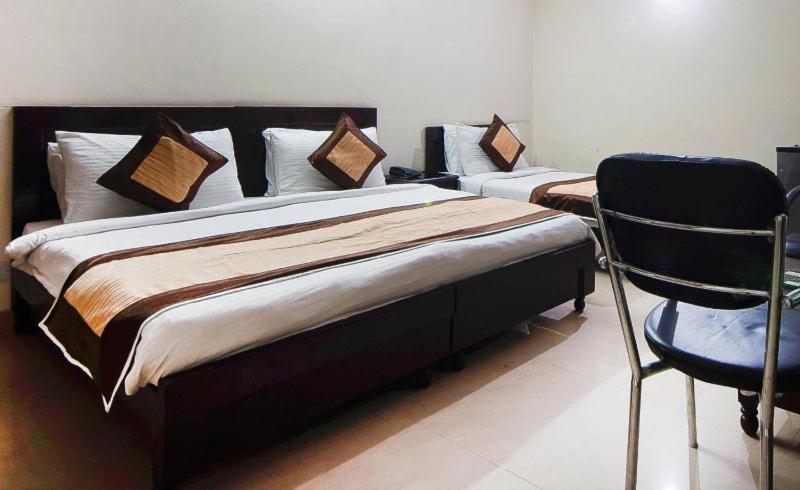 ניו דלהי Charanpahari Hotel מראה חיצוני תמונה