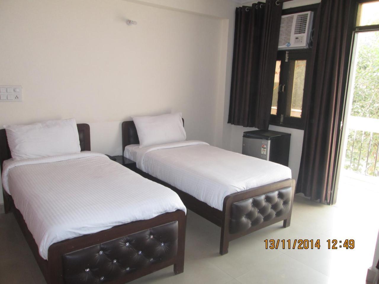 ניו דלהי Charanpahari Hotel מראה חיצוני תמונה