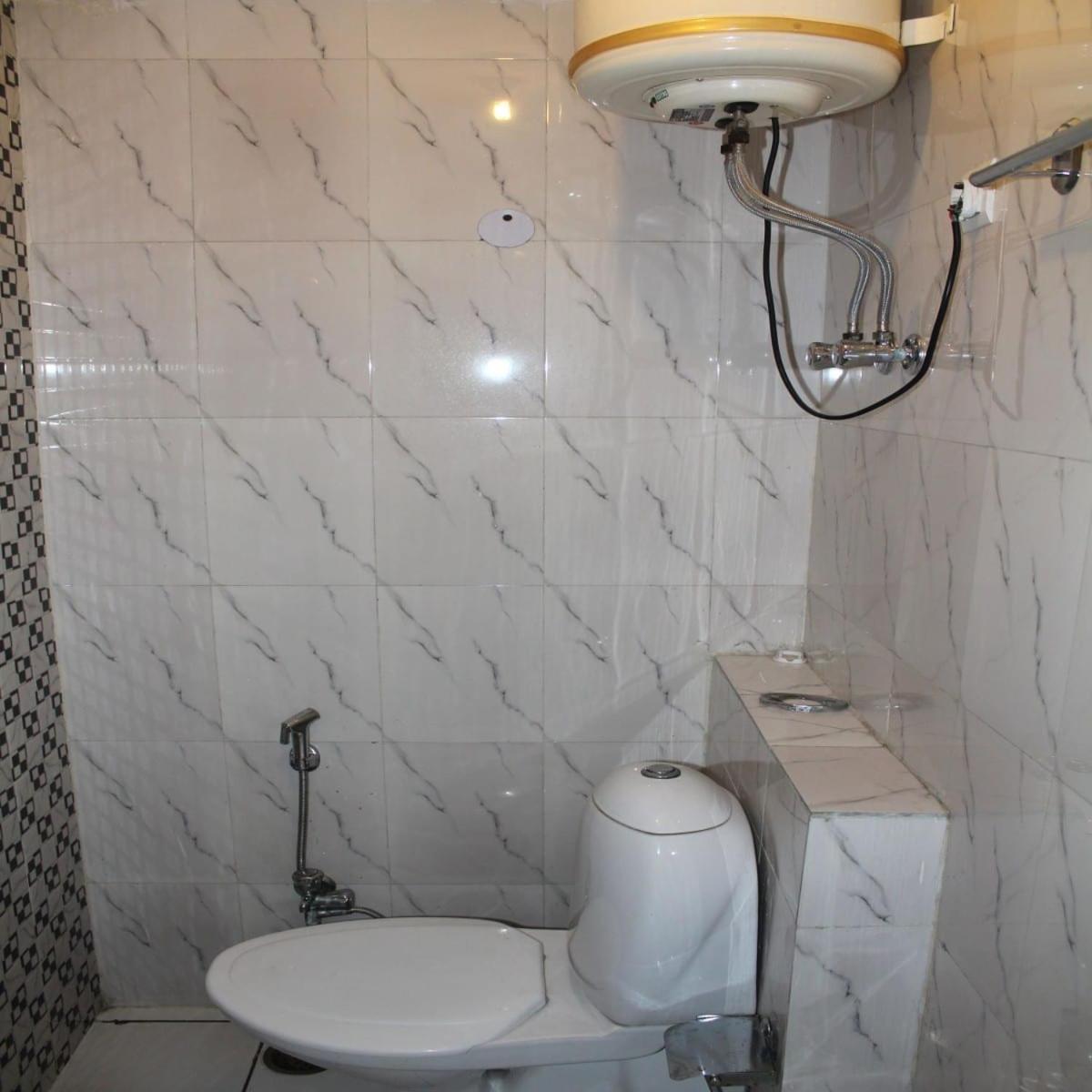 ניו דלהי Charanpahari Hotel מראה חיצוני תמונה