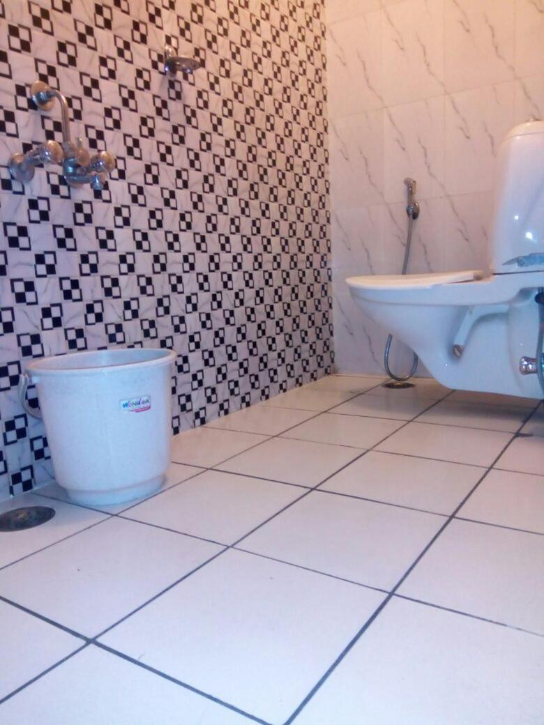 ניו דלהי Charanpahari Hotel מראה חיצוני תמונה