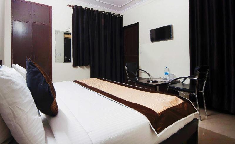 ניו דלהי Charanpahari Hotel מראה חיצוני תמונה